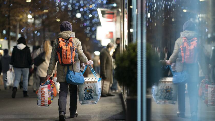 Personen mit Einkaufstaschen an der Zuercher Bahnhofstrasse (KEYSTONE/Gaetan Bally)