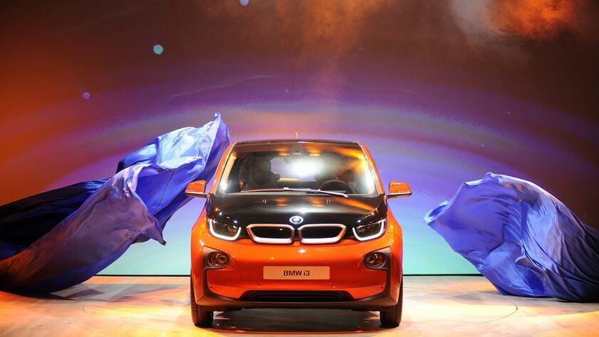 Das neue Elektroauto BMW i3 wird bei seiner Weltpremiere in der Thames Street in London, Großbritannien, enthüllt.