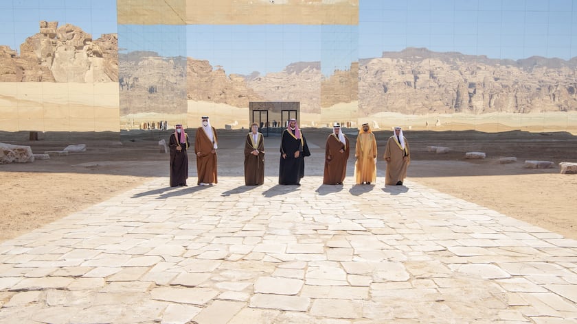 Ein vom saudischen Königshof zur Verfügung gestelltes Foto zeigt die führenden Politiker des Golfkooperationsrates: (L-R) Emir von Kuwait, Scheich Nawaf Al-Ahmad Al-Jaber Al-Sabah, Emir von Katar, Scheich Tamim bin Hamad bin Khalifa Al-Thani , Stellvertretender Premierminister für die Angelegenheiten des Ministerrats des Sultanats Oman Sayyid Fahd bin Mahmoud al Said, der saudi-arabische Kronprinz Mohammed bin Salman, der bahrainische Kronprinz Salman bin Hamad bin Isa al-Khalifa, der Vizepräsident und Pre
