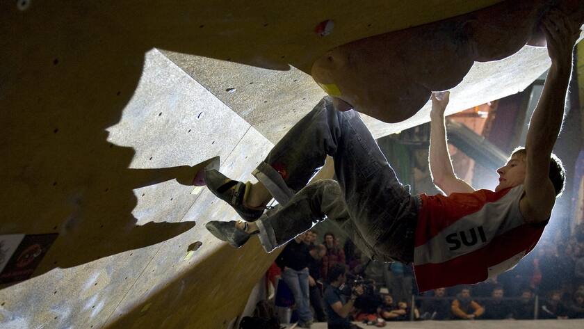 Der neue Schweizermeister Martin Jaggi klettert anlaesslich der Schweizer Meisterschaften im Bouldern am Samstag, 28. Maerz 2009, im Kletterzentrum Milandia in Greifensee. Bouldern ist das Klettern ohne Kletterseil und Klettergurt an Felsbloecken, Felswaenden oder in der Kletterhalle in Absprunghoehe. (KEYSTONE/PHOTOPRESS/Urs Jaudas)