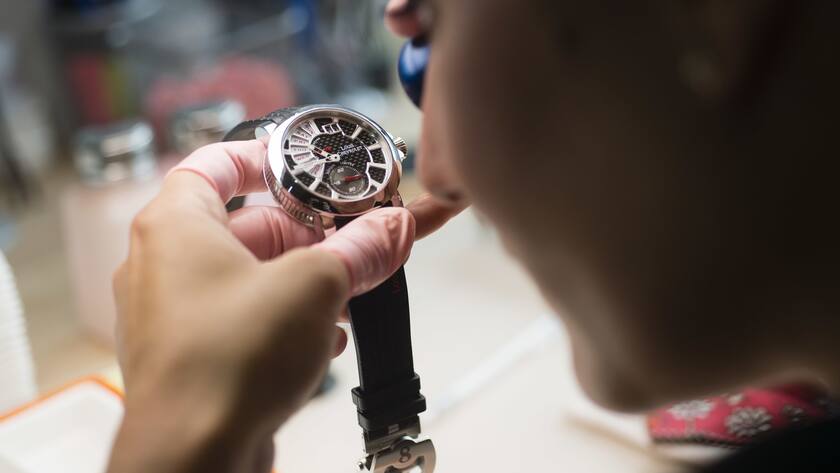 Une employee effectue le controle finale de la montre ce mercredi 19 Aout 2015..lors de la visite guidee en partenariat avec Jura Tourisme de l entreprise Louis Chevrolet a Porrentruy. (KEYSTONE/Stefan Meyer)