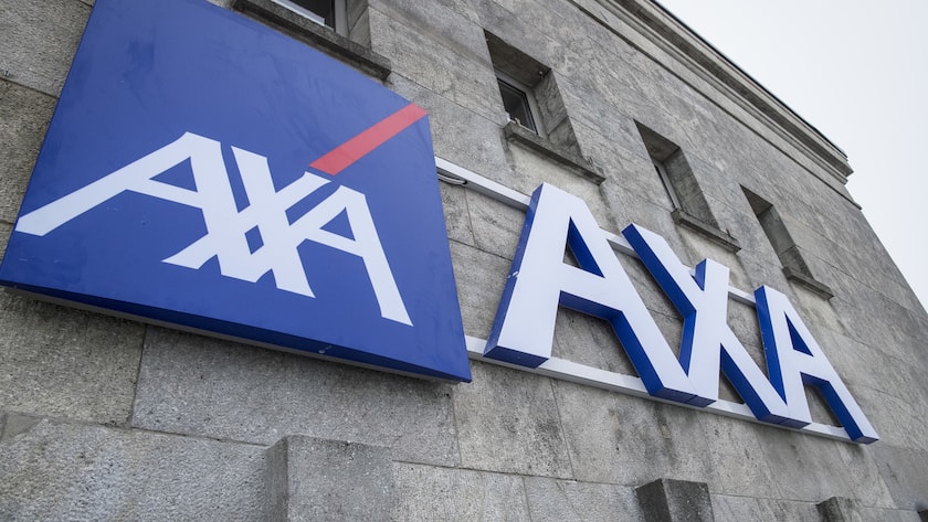 Die AXA-Versicherung montiert ihr neues Logo AXA, der Zusatz "Winterthur" wird abmontiert, beim AXA-Hauptgebaeude in Winterthur, am Donnerstag, 1. Maerz 2018. Die AXA Winterthur hat heute den Logowechsel am Hauptsitz in Winterthur vollzogen und heisst damit ab sofort auch in der Schweiz offiziell AXA. (KEYSTONE/Melanie Duchene)