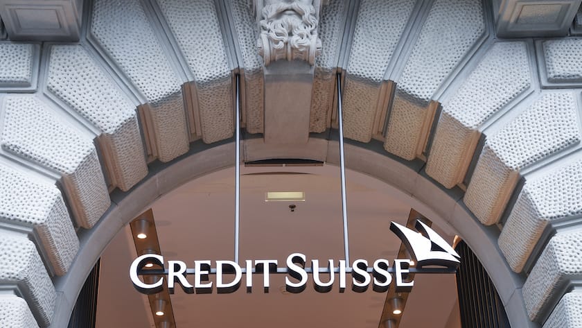 Das Logo der Credit Suisse am Hauptsitz am Zuercher Paradeplatz fotografiert am Donnerstag, 18. Januar 2018, in Zuerich. (KEYSTONE/Melanie Duchene)