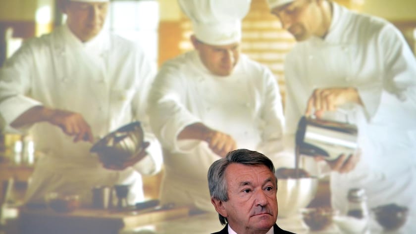 Ernst Tanner, CEO Lindt & Spruengli, orientiert an einer Medienkonferenz in Kilchberg am Dienstag 11. Maerz 2014 ueber das vergangene Geschaeftsjahr. Der Schokoladenhersteller Lindt & Spruengli hat im vergangenen Jahr einen Rekordgewinn erzielt. Der Reingewinn schoss um knapp ein Viertel auf 303 Millionen Franken nach oben. Damit hat der groesste Edelschokoladenhersteller der Welt erstmals die Marke von 300 Millionen geknackt. (KEYSTONE/Walter Bieri)