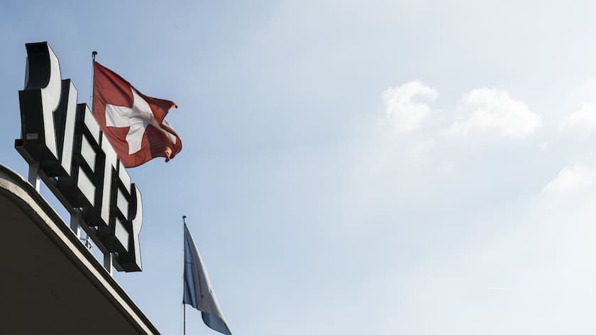 Das Logo des Spinnmaschinen-Herstellers Rieter in Winterthur am Dienstag, 20. Oktober 2015. Rieter will in Winterthur Maschinen nur noch montieren und baut darum an diesem Standort ueber 200 Stellen ab, wie das Unternehmen heute bekannt gab. Der Spinnmaschinen-Hersteller reagiert damit auf die rücklaeufige Nachfrage und den starken Franken. (KEYSTONE/Dominic Steinmann)