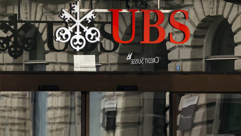 The logos of the Swiss banks Credit Suisse and UBS are displayed at Paradeplatz in Zurich, Switzerland on Sunday March 19, 2023. (KEYSTONE/Michael Buholzer).