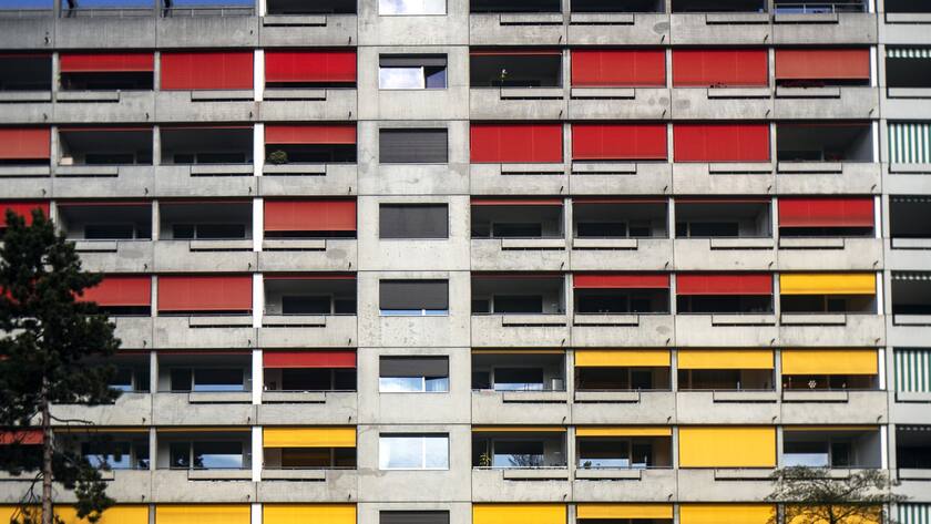 Ein Wohnblock, aufgenommen am Donnerstag, 9. April 2020 in Zuerich. Die Bevoelkerung ist aufgerufen, auch ueber Ostern so viel wie moeglich in den eigenen vier Waenden zu bleiben. (KEYSTONE/Alexandra Wey).