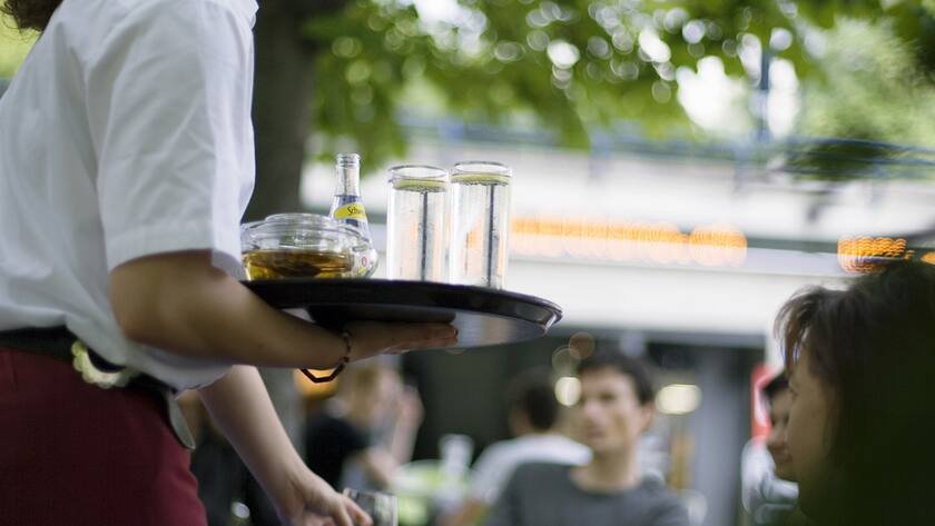 Eine Kellnerin bedient Gaeste im Cafe "Angry Monk" in Basel, am 14. Juli 2006. (KEYSTONE/Gaetan Bally) A waitress is attending guests in the cafe "Angry Monk" in Basel on July 14, 2006. (KEYSTONE/Gaetan Bally)