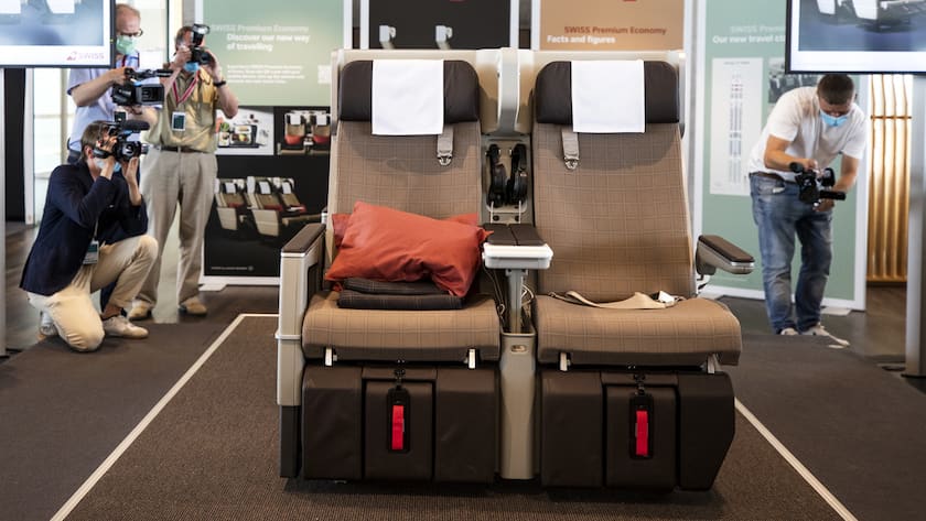 Journalisten filmen die Sitze der neuen Reiseklasse 'Premium Economy Class' von Swiss, aufgenommen am Montag, 28. Juni 2021, am Flughafen Zuerich..(KEYSTONE/Alexandra Wey)