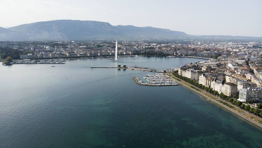 Vue de la ville de Geneve avec son jet d'eau, sa rade, et ses quais au bord du lac Leman, ce vendredi 13 aout 2021 a Geneve. (KEYSTONE/Salvatore Di Nolfi)