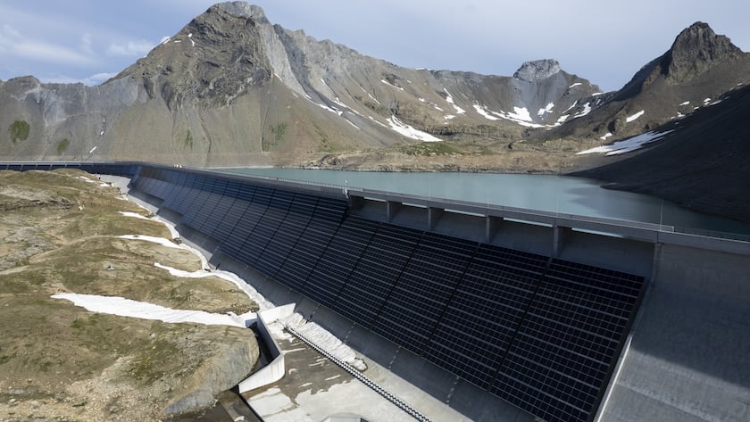 Die Axpo tritt die Flucht nach vorn an – und baut aus Die Zauberformel der Energieversorgerin und Stromhändlerin Axpo: Wasserkraft plus Solarenergie, mit Blick auf die Staumauer am Muttsee im Kanton Glarus.
