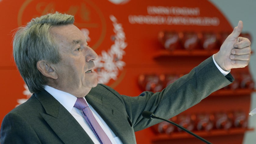 Lindt & Sprüngli erhöht die Dividende um 100 Franken pro Aktie VR-Präsident Ernst Tanner dürfte durch die Erhöhung der Dividende gut 400'000 Franken mehr bekommen.