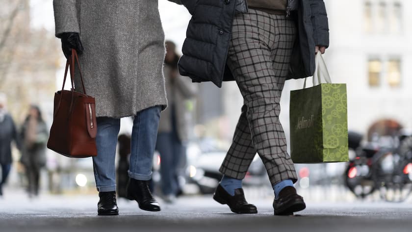 Personen mit Schutzmasken und Einkaufstaschen an der Zuercher Uraniastrasse, fotografiert am Freitag 26. November 2021 in Zuerich. (KEYSTONE/Gaetan Bally)