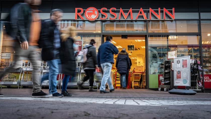 09.03.2022, Rheinland-Pfalz, Mainz: Kunden betreten eine Filiale der Drogeriemarktkette Rossmann in der Mainzer Innenstadt. Die Dirk Rossmann GmbH, eine der größten Drogeriemarktketten Europas, wurde im Jahr 1972 von Dirk Roßmann gegründet. Foto: Frank Rumpenhorst/dpa +++ dpa-Bildfunk +++ (KEYSTONE/DPA/Frank Rumpenhorst)