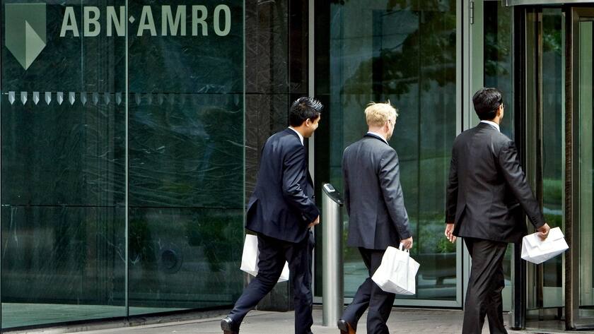 epa01735418 Employees of the ABN Amro Bank headquarters in Amsterdam enter the building with their lunch, in Netherlands, 19 May 2009. Dutch lender ABN Amro said 19 May that up to 5,000 jobs would be cut in its merger with the Netherlands branch of Fortis after the two banks were nationalised last year. EPA/Koen van Weel