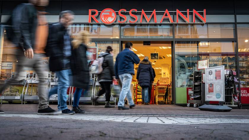 09.03.2022, Rheinland-Pfalz, Mainz: Kunden betreten eine Filiale der Drogeriemarktkette Rossmann in der Mainzer Innenstadt. Die Dirk Rossmann GmbH, eine der größten Drogeriemarktketten Europas, wurde im Jahr 1972 von Dirk Roßmann gegründet. Foto: Frank Rumpenhorst/dpa +++ dpa-Bildfunk +++ (KEYSTONE/DPA/Frank Rumpenhorst)