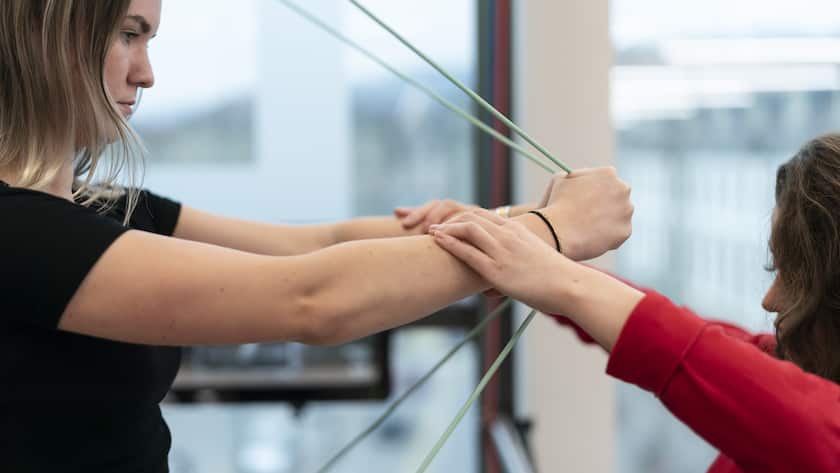 Eine Physiotherapeutin gibt Anweisungen und kontrolliert die Bewegungen einer Patientin (Aktive Therapie) waehrend des Trainings an der Sensopro-Fitnessmaschine im Raum des Physiotherapiezentrums am Mittwoch, 28. Februar 2024 in Bern. (KEYSTONE/Gaetan Bally)