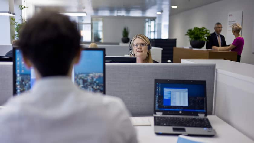 Arbeiten und telefonieren gleichzeitig: Ein Bild, das sich heute immer weniger in den Büros findet.