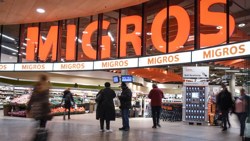 Das Migros Logo beim Ladeneingang, fotografiert am Samstag, 17. Februar 2018, am Flughafen Zuerich. (KEYSTONE/Melanie Duchene)