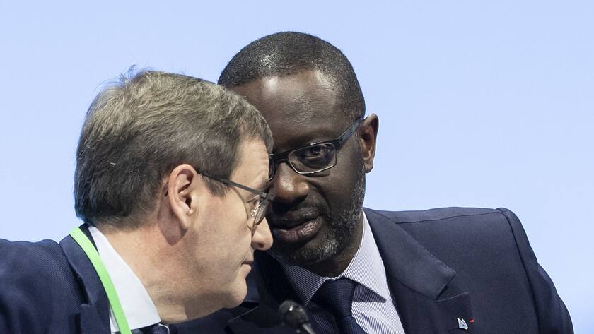 Tidjane Thiam, CEO of Switzerland's bank Credit Suisse (CS), right, speaks with CFO David Mathers, left, during the general assembly at the Hallenstadion in Zurich, Switzerland, Friday, April 26, 2019. (KEYSTONE/Ennio Leanza)