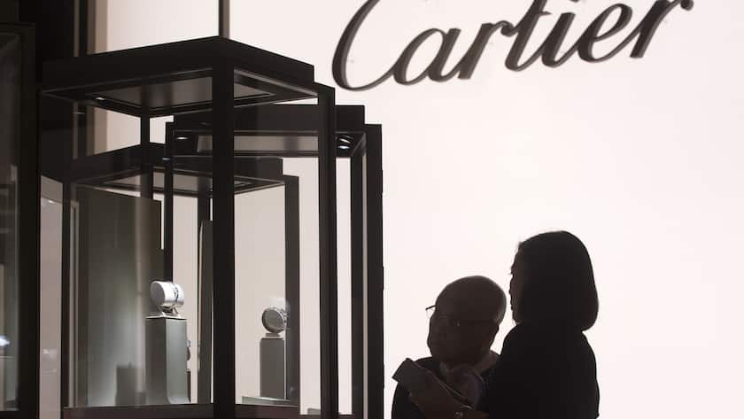 A journalist admiring Cartier watches during the first day of the 25rd edition of the Salon International de la Haute Horlogerie, SIHH, in Geneva, Switzerland, Monday, January 19, 2015. The SIHH is a private trade fair, reserved exclusively for professionals in Fine Watchmaking who are invited by the exhibiting brands. (KEYSTONE/Sandro Campardo)
