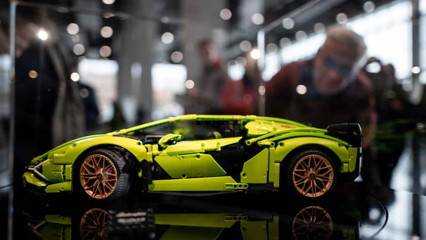 20.04.2023, Nordrhein-Westfalen, Dortmund: Ein Lego-Modell eines Lamborghini steht in der Eingangshalle. Die Besuchermesse ·Intermodellbau· öffnet ihre Tore in Dortmund. Nach Veranstalter-Angaben handelt es sich um die weltgrößte Messe für Modellbau. Vertreten sind Bereiche wie Eisenbahn-, Schiffs- und Flugmodellbau. Vier Tage lang sind viele Vorführungen geplant und die Nachwuchsförderung soll in den Fokus rücken. Foto: Fabian Strauch/dpa +++ dpa-Bildfunk +++ (KEYSTONE/DPA/Fabian Strauch)