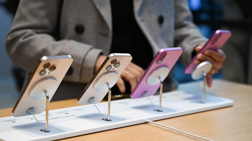 ARCHIV - 20.09.2024, Berlin: Eine Kundin schaut sich in einem Apple-Store neue iPhones 16 an. (zu dpa: «Ausnahme bei US-Zöllen auf Elektronik - Merz für Freihandelsabkommen») Foto: Elisa Schu/dpa +++ dpa-Bildfunk +++ (KEYSTONE/DPA/Elisa Schu)
