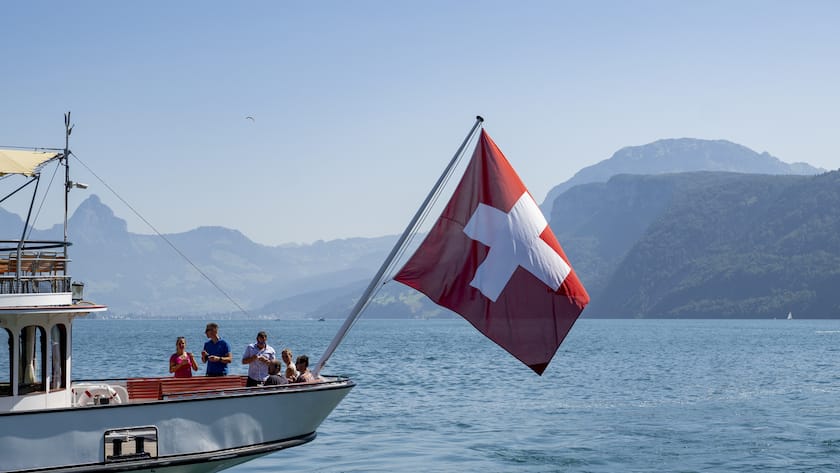 Das Dampfschiff DS Unterwalden mit Schweizerfahne legt an der Schiffstation von Beckenried im Kanton Nidwalden an, auf dem Vierwaldstaettersee, am Sonntag, 11. August 2024. (KEYSTONE/Urs Flueeler).