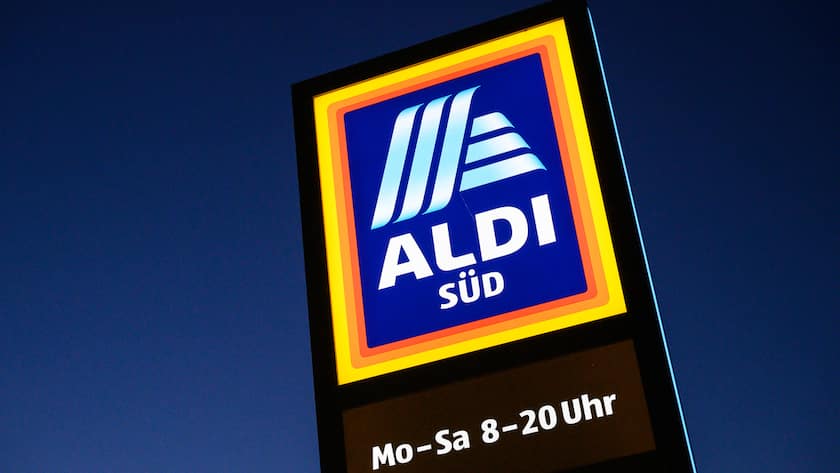 ARCHIV - 06.12.2019, Baden-Württemberg, Aichtal: Ein Schild des Discounters Aldi Süd leuchtet. Der Discounter Aldi Süd will seinen Lebensmittel-Lieferdienst, der zuletzt in drei Städten getestet worden ist, vorerst nicht auf sein ganzes Verbreitungsgebiet ausweiten. (zu dpa: «Aldi Süd will Lieferdienst nach Test vorerst nicht ausbauen») Foto: Sebastian Gollnow/dpa +++ dpa-Bildfunk +++ (KEYSTONE/DPA/Sebastian Gollnow)