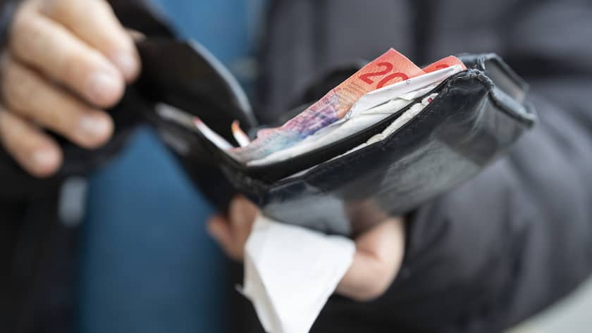 So zahlt die Schweiz Eine Person zieht waehrend eines Marktes auf dem Hevetiaplatz in Zuerich Schweizer Banknoten aus ihrem Portemonnaie, fotografiert am Freitag, 16. Februar 2024. (KEYSTONE/Gaetan Bally)