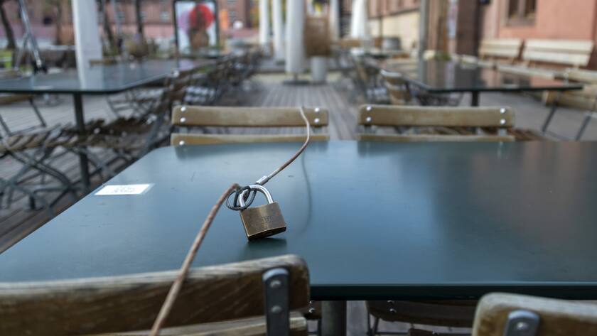 Angekettete Tische und Stuehle vor dem geschlossenen Restaurant KaBar in Basel, am Montag, 23. November 2020. Wegen der verschaerften Schutzmassnahmen gegen das Coronavirus bleiben u.a. die Restaurants im Kanton Basel-Stadt fuer vorlaeufig drei Wochen geschlossen. (KEYSTONE/Georgios Kefalas)