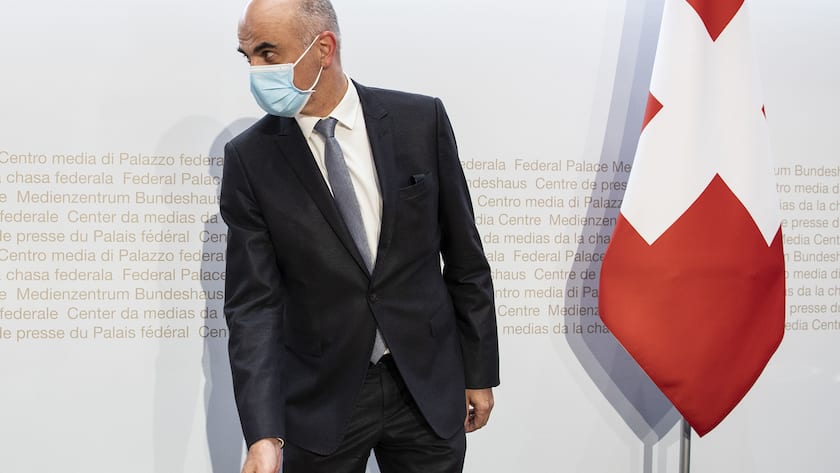 Bundesrat Alain Berset erscheint an einer Medienkonferenz, am Donnerstag, 26. November 2020, in Bern. (KEYSTONE/Peter Schneider)
