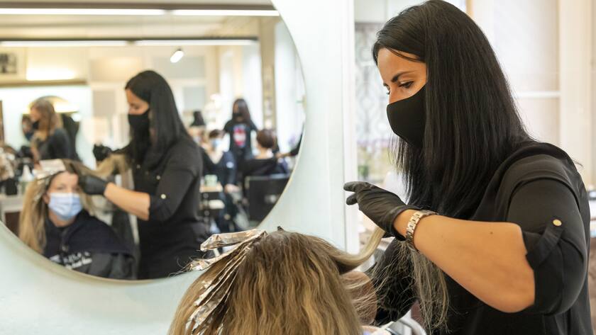 Gesichtsschutz fuer Angestellte und Kundin zum Schutz gegen das Coronavirus im Coiffeurladen MYNT in Basel am Samstag, 2. Mai 2020. (KEYSTONE/Georgios Kefalas)