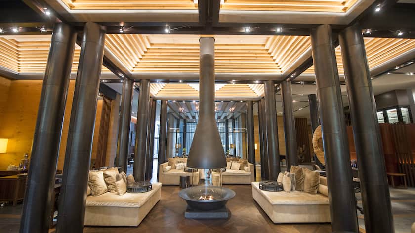 Eine Lounge im Hotel Chedi anlaesslich der Preisverleihung zum "Hotel des Jahres 2017" von GaultMillau, am Montag, 5. September 2106, im Hotel Chedi in Andermatt. Das Hotel "The Chedi Andermatt" von Investor Samih Sawiris ist vom Gastrofuehrer GaultMillau zum Schweizer Hotel des Jahres 2017 ernannt worden. Das Fuenf-Sterne-Haus sei der Motor fuer eine spektakulaere Transformation des Urner Tourismusdorfs am Gotthard-Massiv. (KEYSTONE/Urs Flueeler)