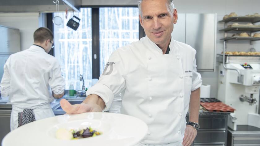 Städtevergleich: Wo der Luxus besonders teuer ist ***SPERRFRIST 12:00 UHR*** Sternekoch Heiko Nieder, der GaultMillaus "Koch des Jahres 2019", fotografiert an seinem Arbeitsplatz im Hotel Dolder Grand in Zuerich, am Montag, 8. Oktober 2018. (KEYSTONE/Melanie Duchene)