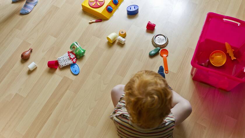 Three-years-old Ben sits on the floor of the playroom ahead of his midday nap at his childminder's place in Lyss in the canton of Berne, Switzerland, pictured on September 15, 2010. (KEYSTONE/Ennio Leanza)Der dreijaehrige Ben sitzt am 15. September 2010 vor dem anstehenden Mittagsschlaf auf dem Boden des Spielzimmers seiner Tagesmutter in Lyss im Kanton Bern. (KEYSTONE/Ennio Leanza)