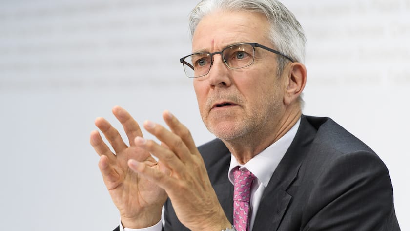 Rafael Corazza, Direktor WEKO, spricht wahrend der Jahresbericht 2017, am Dienstag, 17. April 2018 im Medienzentrum Bundeshaus in Bern. (KEYSTONE/Anthony Anex)