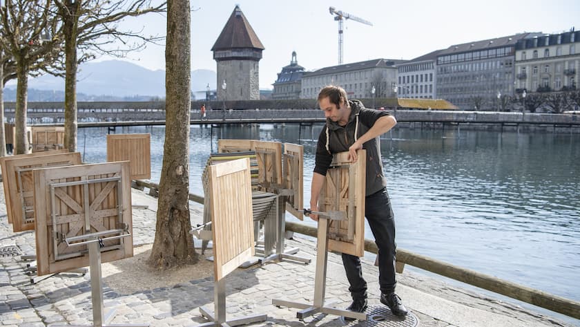 Das Personal des Restaurant Schiff an der Reuss in der Altstadt Luzern verraeumt am Dienstag, 17. Maerz 2020 die Gartenwirtschaft um den Betrieb wegen des Coronavirus zu schliessen. (KEYSTONE/Urs Flueeler).