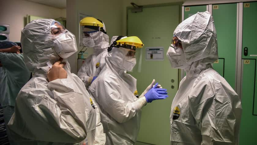 epa08350874 Dressing operations for doctors and nurses in the Covid-19 ward of Humanitas Hospital in Rozzano, near Milan, Italy, 08 April 2020. Italy is under lockdown in an attempt to stop the widespread of the Sars-Cov-2 coronavirus causing the Covid-19 disease. EPA/Matteo Corner