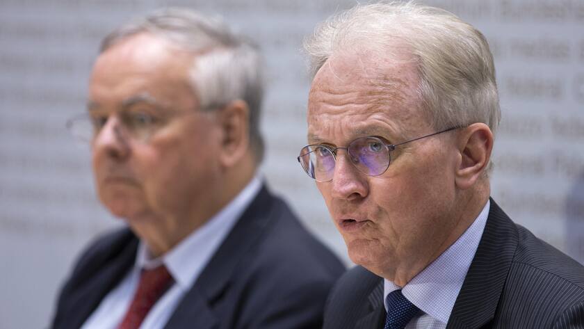 Hans-Ulrich Bigler, Nationalrat FDP-ZH und Direktor SGV, spricht an der Seite von Jean-Francois Rime, Nationalrat SVP-FR, waehrend einer Medienkonferenz des KMU-Komitees "JA zur AHV-Steuervorlage", am Dienstag, 19. Maerz in Bern. (KEYSTONE/Peter Klaunzer)