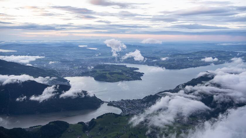Abendstimmung auf dem Stanserhorn mit Blick auf den Vierwaldstaettersee, am Sonntag, 1. August 2021. (KEYSTONE/Urs Flueeler)
