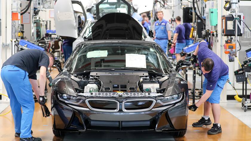 ARCHIV - 20.05.2019, Sachsen, Leipzig: Mitarbeiter im BMW-Werk Leipzig arbeiten in der Montage des i8. Der Plug-in-Hybrid-Sportwagen wird seit 2013 im Leipziger Werk von BMW gebaut. (Zu dpa "BMW plant Kurzarbeit und Anpassung der Produktion") Foto: Jan Woitas/dpa-Zentralbild/dpa +++ dpa-Bildfunk +++ (KEYSTONE/DPA/Jan Woitas)