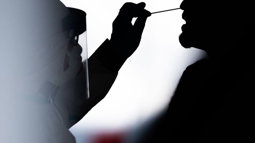 13.09.2020, Bayern, Garmisch-Partenkirchen: Ein Mann wird per Stäbchen in einem Testzentrum auf das Coronavirus getestet. Nach einem heftigen Corona-Ausbruch im oberbayerischen Garmisch-Partenkirchen ist noch unklar, mit welchen Konsequenzen die mutmaßliche Verursacherin rechnen muss. Die Behörde geht davon aus, dass der Ausbruch auf eine sogenannte Superspreaderin zurückzuführen ist. Foto: Lino Mirgeler/dpa +++ dpa-Bildfunk +++ (KEYSTONE/DPA/Lino Mirgeler)