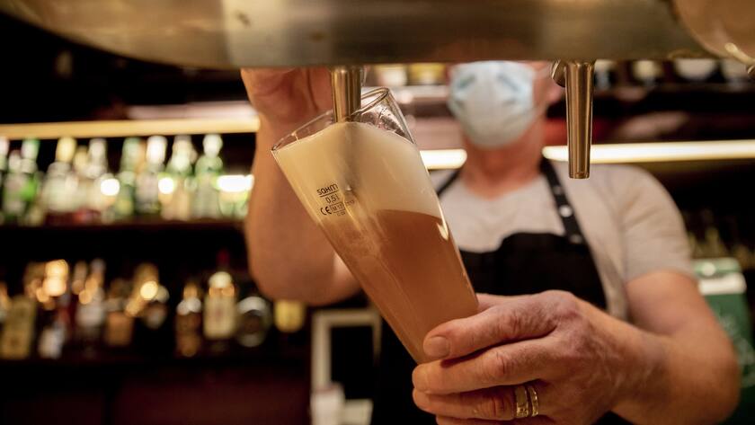 Schwieriges Geschäft: Wegen Covid-19 stockt der Bier-Absatz über die Gastronomie.