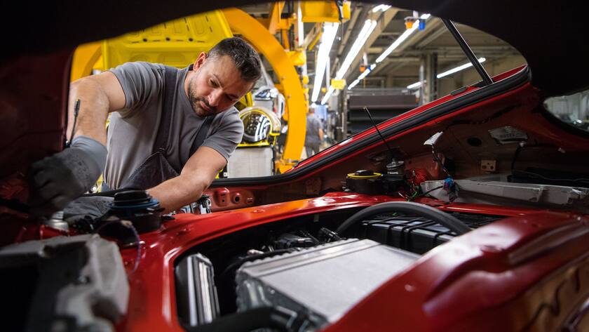 Ein Mitarbeiter der Porsche AG montiert am 13.02.2017 im Porsche-Stammwerk in Stuttgart-Zuffenhausen (Baden-Württemberg) Porsche 718 Cayman. (zu dpa: «Porsche AG - Jahreszahlen» vom 17.03.2017) (KEYSTONE/DPA/A3537/_Marijan Murat)