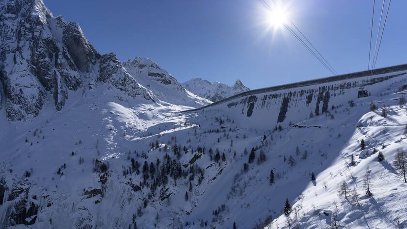 Die hochalpine Solaranlage der Elektrizitaetswerke der Stadt Zuerich (EWZ) an der Albigna-Staumauer.