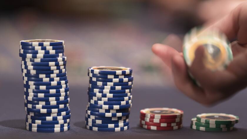 Ein Roulette-Spieler platziert am 19. April 2018 Chips auf dem Rouette-Tisch im Grand Casino Bern.