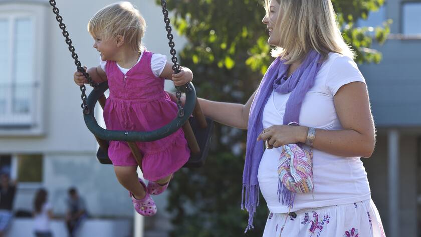 «Kinder wollen»: Keine Frage des Schicksals mehr Ein kleines Mädchen wird von seiner Mutter auf der Schaukel eines Spielplatzes in Villmergen angeschoben.