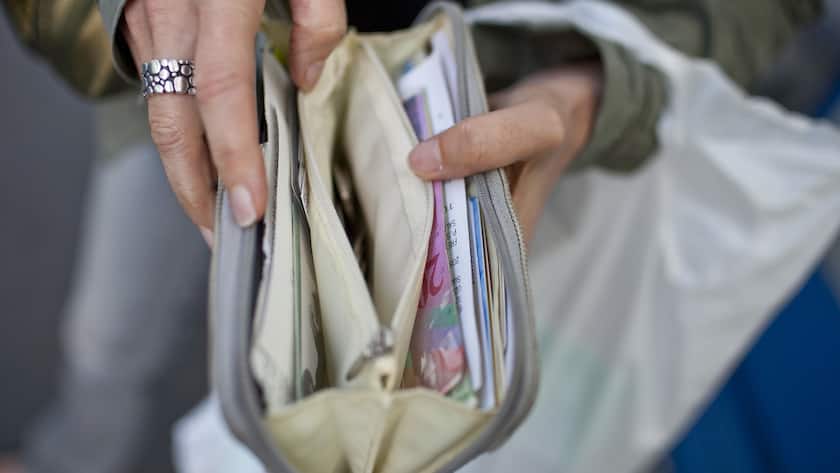 Aktienkick per Klick A woman holds her open purse in her hands, pictured on June 10, 2009 in Zurich, Switzerland. (KEYSTONE/Gatean Bally)Eine Frau haelt ihr geoeffnetes Portemonnaie in der Hand, aufgenommen am 10. Juni 2009 in Zuerich. (KEYSTONE/Gatean Bally)
