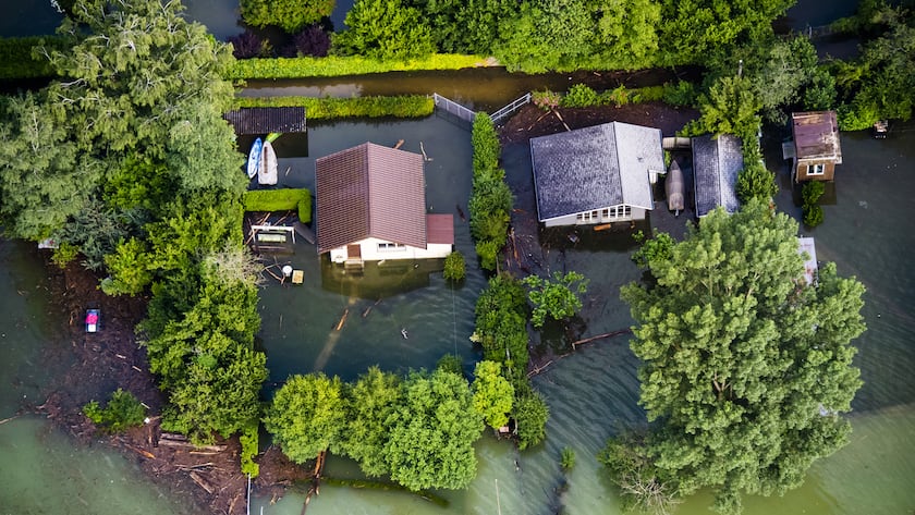 Une vue aerienne montre l'eau du lac de Bienne (Bielersee) qui entoure des maisons lors de la montee de l'eau du lac de Bienne suite aux fortes precipitations des derniers jours le vendredi 16 juillet 2021 a Sutz. La crue du lac de Bienne a atteint vendredi un niveau historique de 430,89 metres. Le lac a depasse le record enregistre en 2007 et se situait en fin d'apres-midi a 54 centimetres au-dessus du niveau de crue. (KEYSTONE/Jean-Christophe Bott)